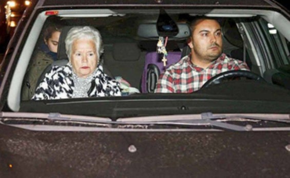 Miguel, Carmen y Andrea Janeiro, en el interior del coche. 