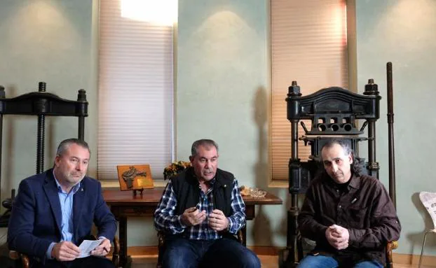 Donaciano Dujo, Aurelio González y Jesús Manuel González Palacín, durante el debate. 