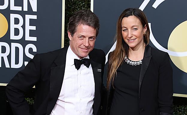 Hugh Grant con su pareja, la productora Anna Eberstein. 