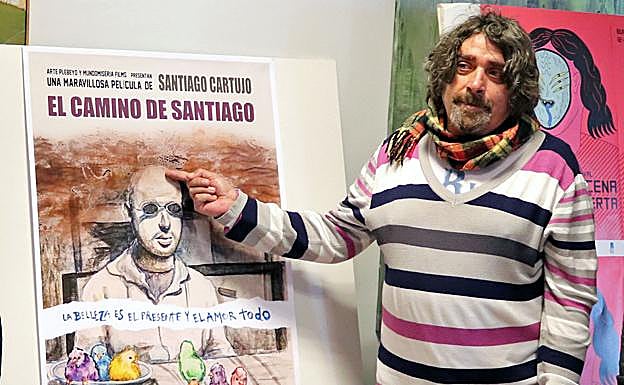 Santiago Cartujo junto al cartel de su película