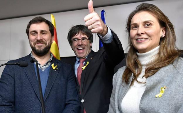 Los exconsellers, junto a Puigdemont.