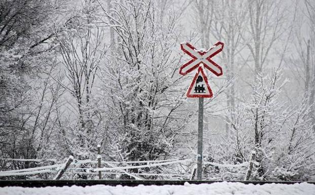 La nieve cae sobre el alfoz de la capital leonesa