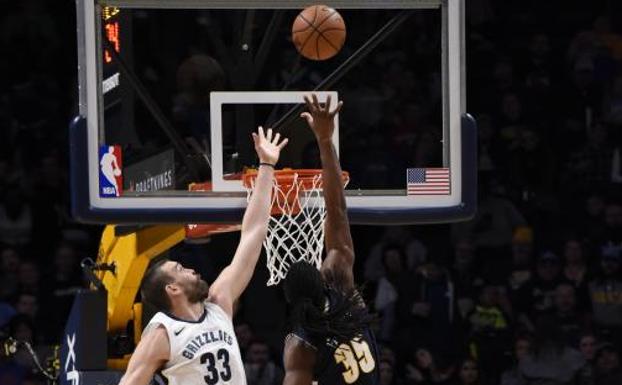 Marc Gasol trata de taponar a Kenneth Faried.