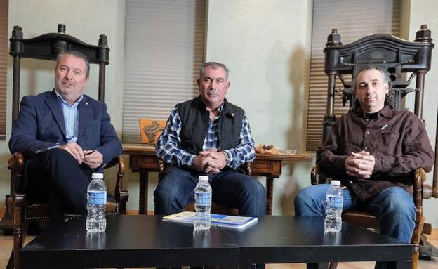 Donaciano Dujo (I), presidente de Asaja Castilla y León; Aurelio González (C), coordinador de la Alianza UPA-COAG, y Jesús M. González Palacín (D), coordinador regional UCCL, en el debate de El Norte. 