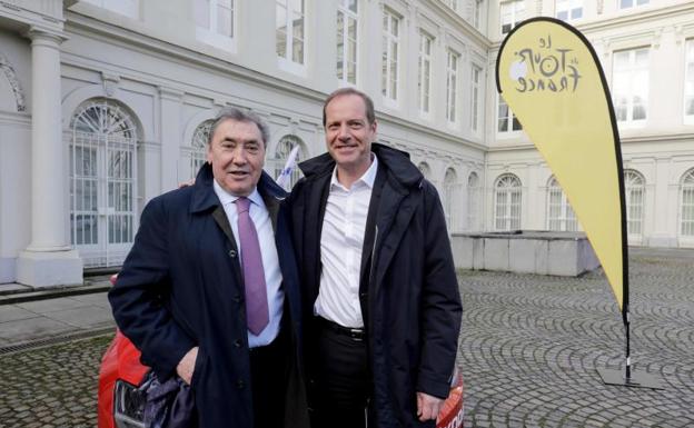 Eddy Merckx, junto a Christian Prudhomme, director del Tour de Francia. 