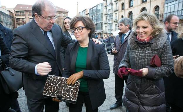 La vicepresidenta del Gobierno, Soraya Sáenz de Santamaría; el presidente de la Junta de Castilla y León, Juan Vicente Herrera y la delegada de Gobierno, Maria José Salgueiro, momentos antes de la inauguración de las jornadas 'Think Europe. Compromiso 2030'. 