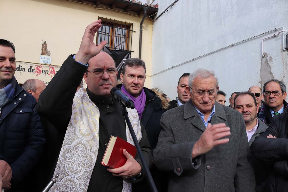 Miles de personas acuden al tradicional reparto de titos de la Cofradía de San Antón en Gamonal