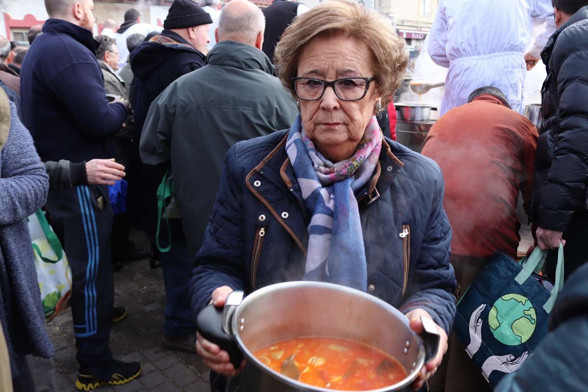 Miles de personas acuden al tradicional reparto de titos de la Cofradía de San Antón en Gamonal