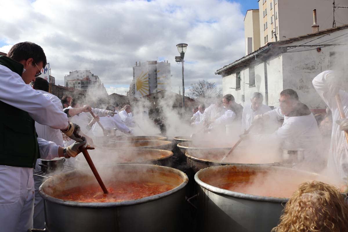 Miles de personas acuden al tradicional reparto de titos de la Cofradía de San Antón en Gamonal