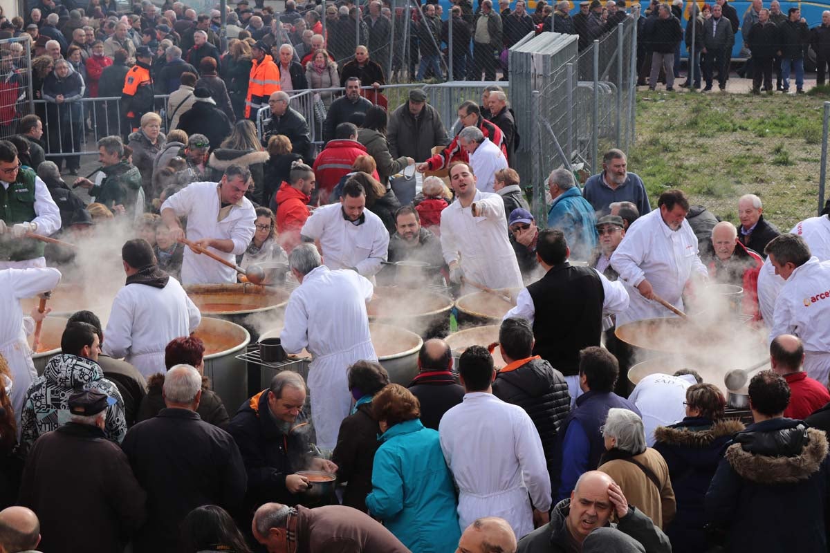 Miles de personas acuden al tradicional reparto de titos de la Cofradía de San Antón en Gamonal