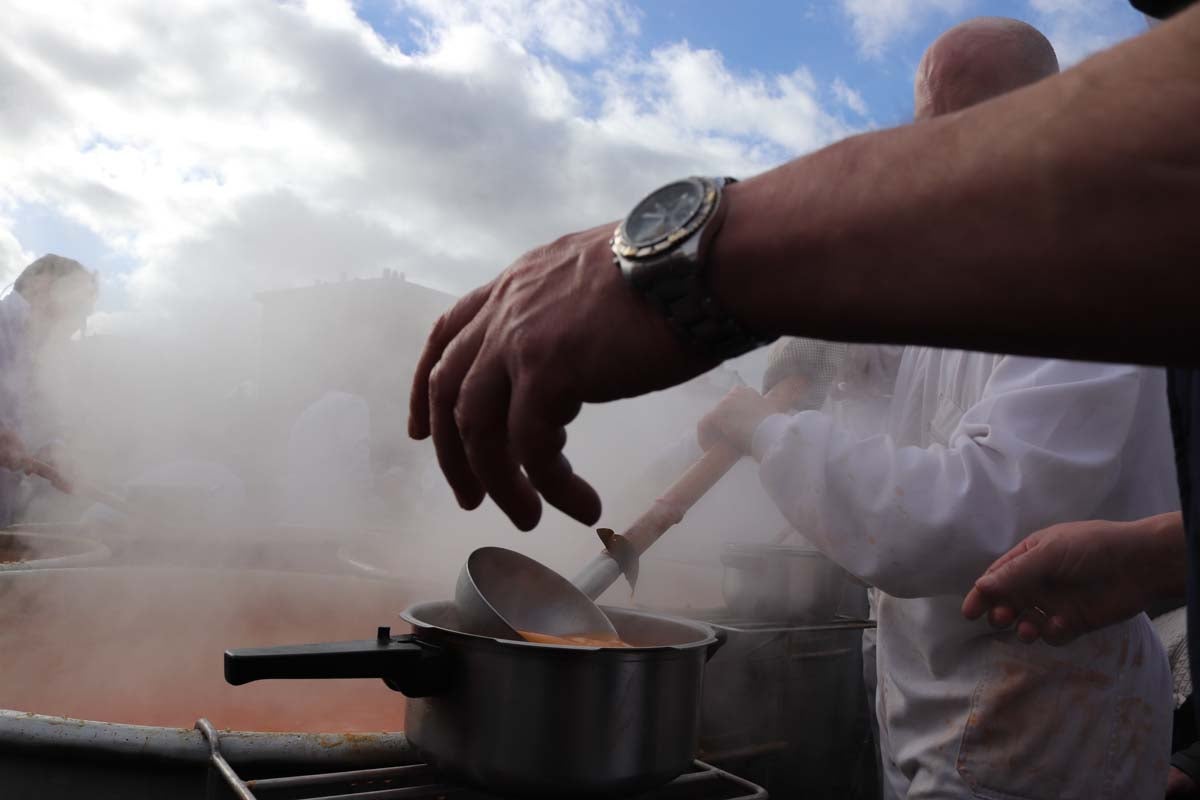 Miles de personas acuden al tradicional reparto de titos de la Cofradía de San Antón en Gamonal