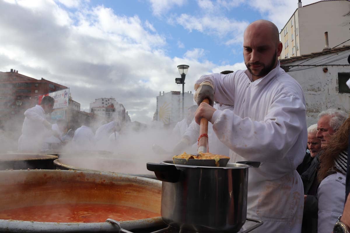 Miles de personas acuden al tradicional reparto de titos de la Cofradía de San Antón en Gamonal