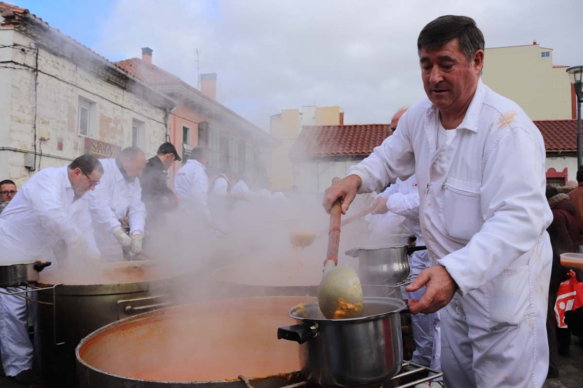 Miles de personas acuden al tradicional reparto de titos de la Cofradía de San Antón en Gamonal