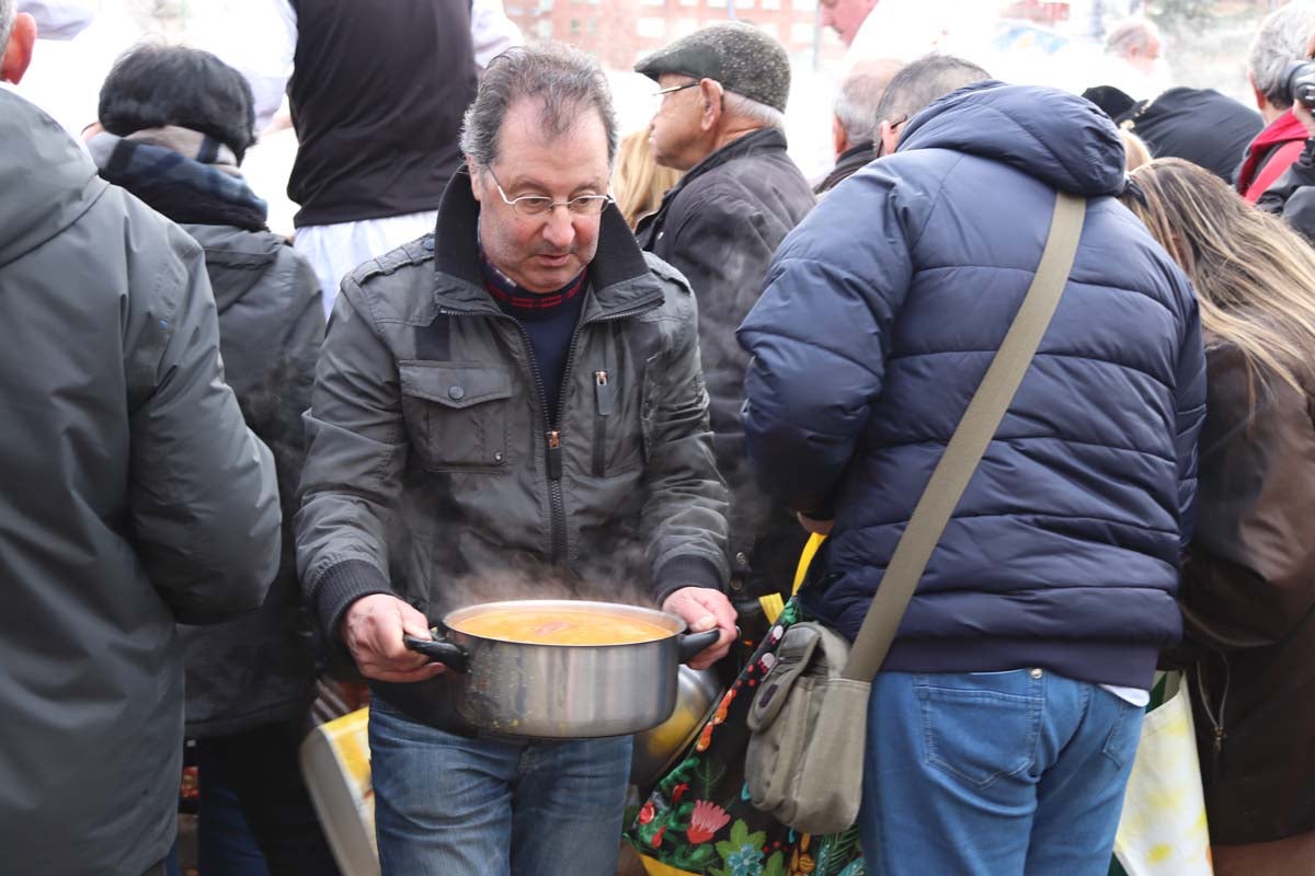 Miles de personas acuden al tradicional reparto de titos de la Cofradía de San Antón en Gamonal