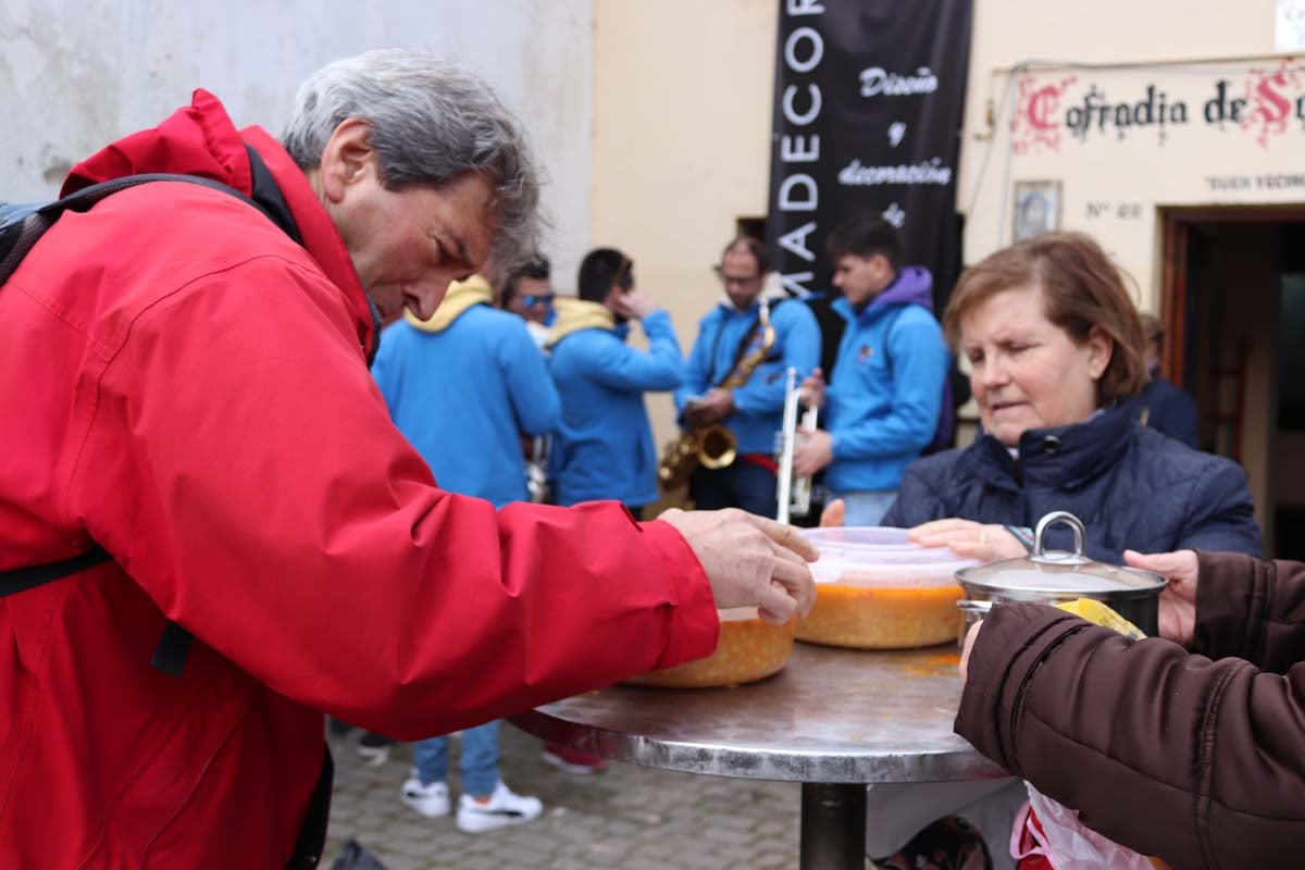 Miles de personas acuden al tradicional reparto de titos de la Cofradía de San Antón en Gamonal