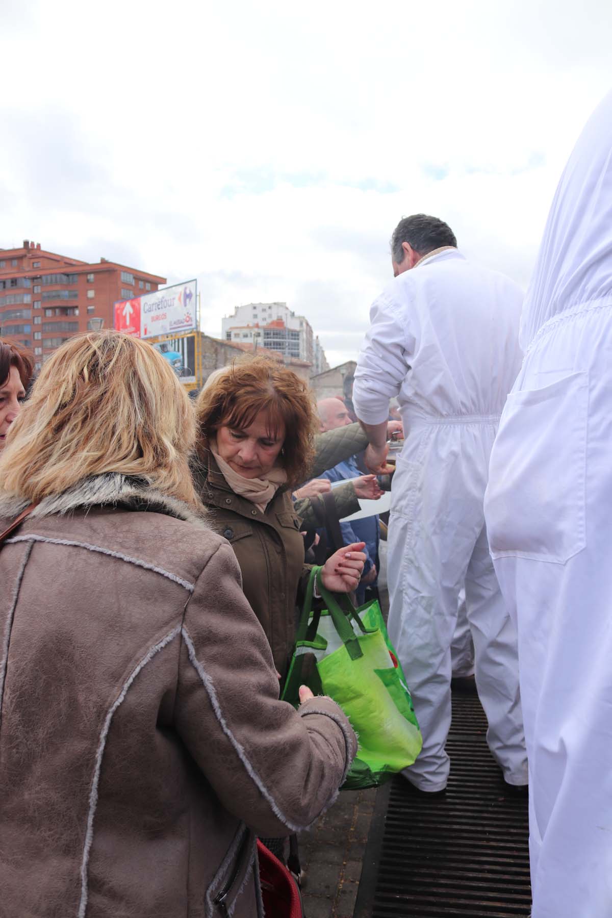 Miles de personas acuden al tradicional reparto de titos de la Cofradía de San Antón en Gamonal