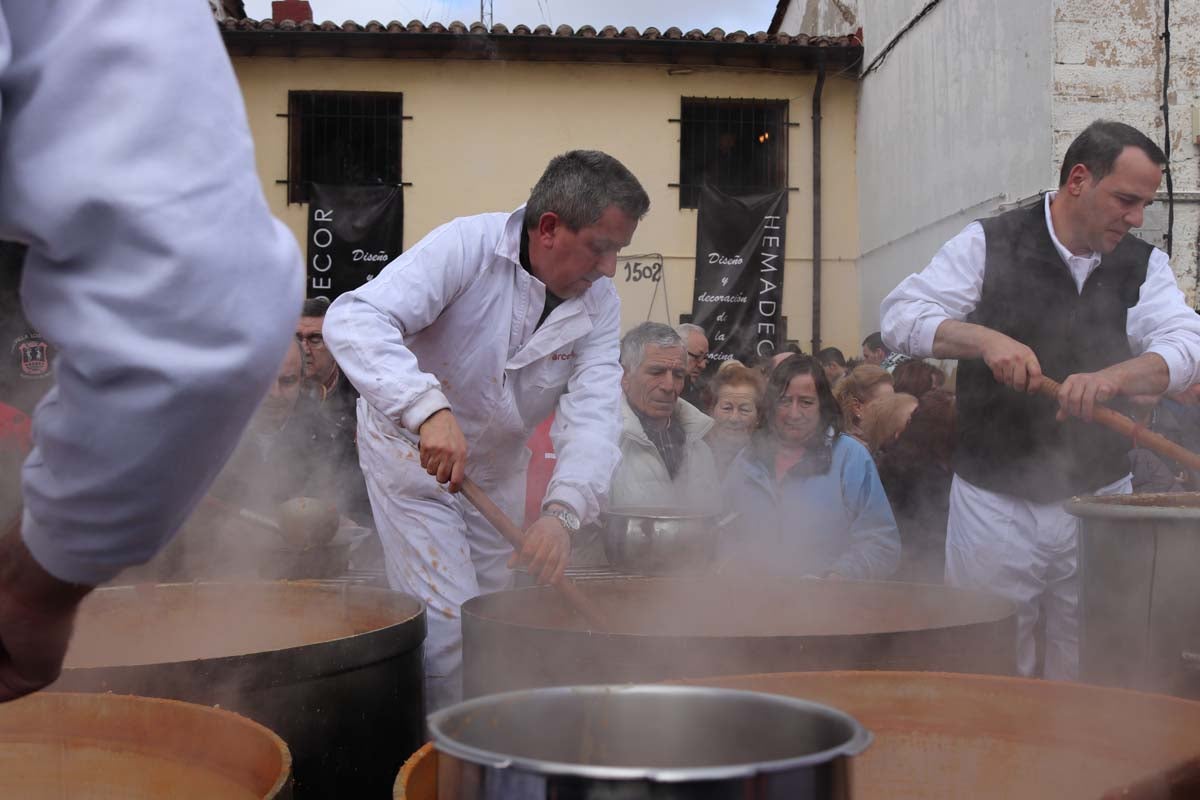 Miles de personas acuden al tradicional reparto de titos de la Cofradía de San Antón en Gamonal