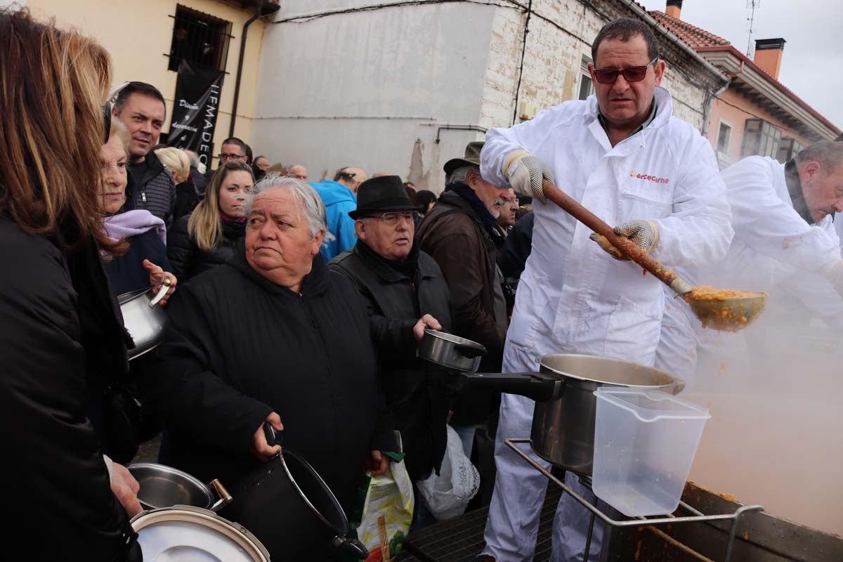 Miles de personas acuden al tradicional reparto de titos de la Cofradía de San Antón en Gamonal