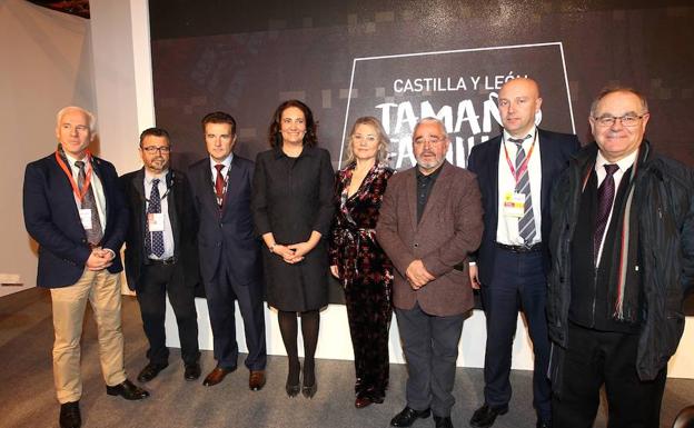 La consejera de Cultura y la alcaldesa de Aguilar, entre otros responsables de la Junta, la Diputación y Las Edades del Hombre. 