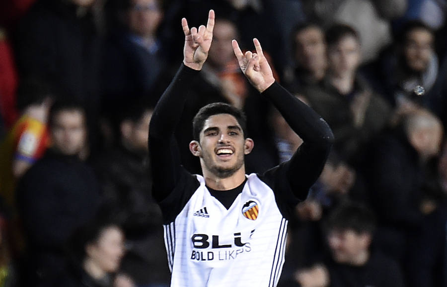 Guedes y Rodrigo sellaron una remontada del Valencia ante el Alavés en Copa del Rey ayudada por un error del portero Sivera y la expulsión de Diéguez.