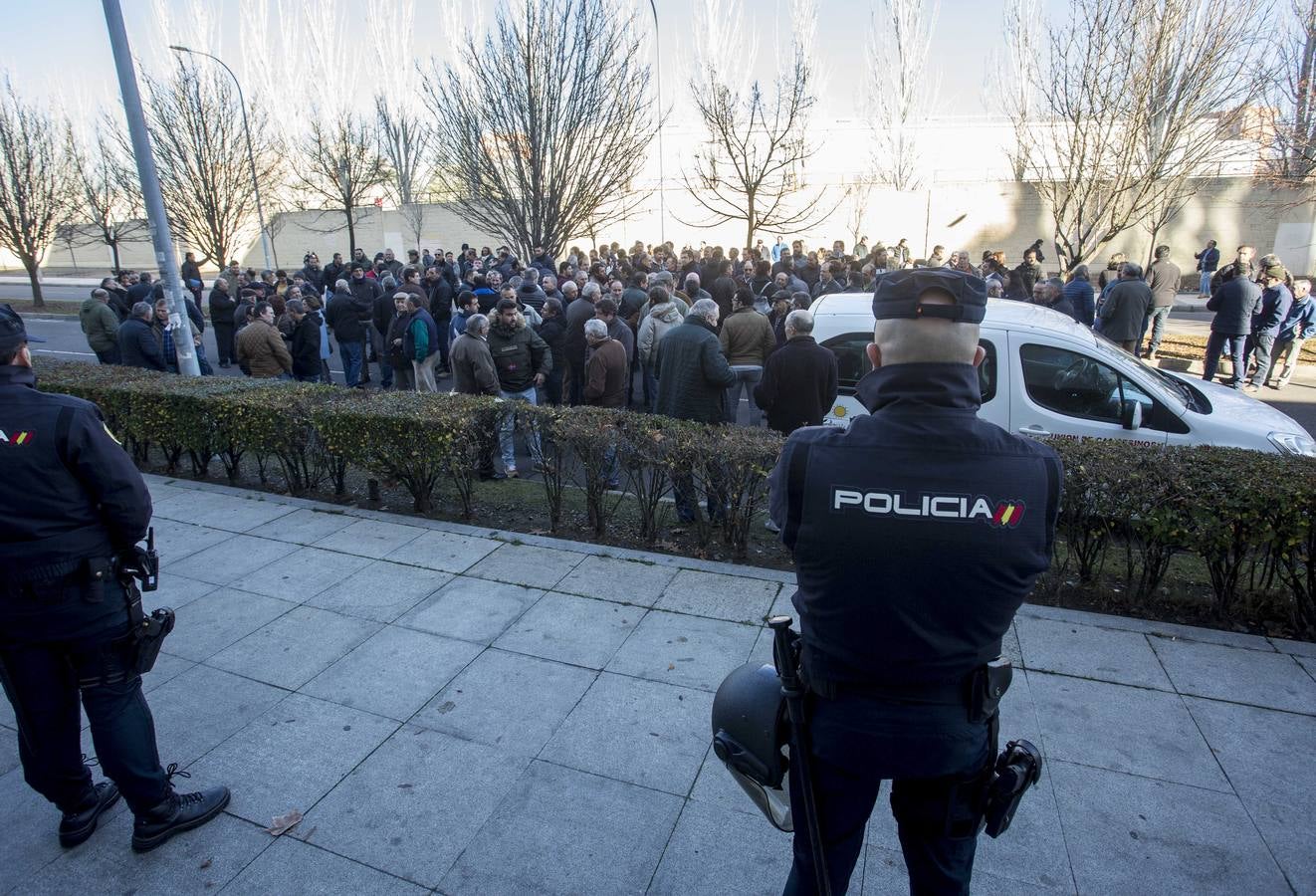 «El sector ganadero no puede aguantar vender a pérdidas. Hay que luchar de forma conjunta contra la industria obsoleta en Castilla y León, que arruina a los ganaderos» denunció el presidente de ASAJA de Castilla y León, Donaciano Dujo