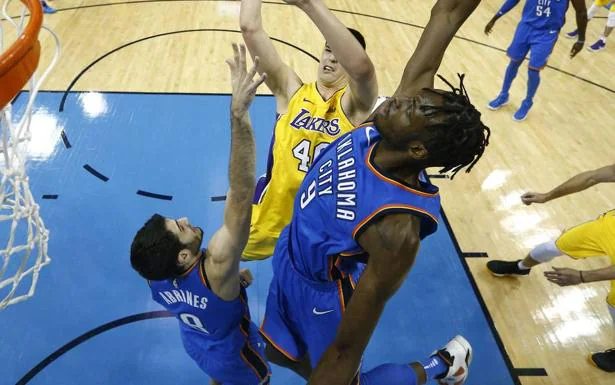 Abrines defiende a un rival. 