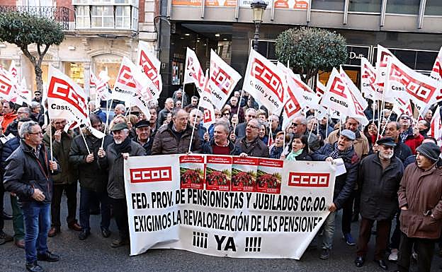 Cerca de 300 pensinistas se han concentrado para pedir un aumento en sus pensiones