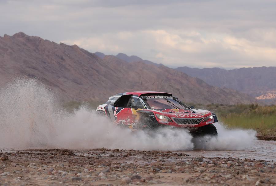 El francés Cyril Despres, de Peugeot, compite durante la duodécima etapa del Dakar. 