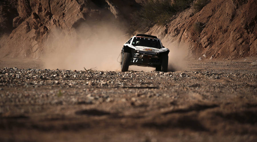 Los españoles Óscar Fuertes y Diego Vallejo, de Ssangyong, en acción durante la duodécima etapa del Dakar. 