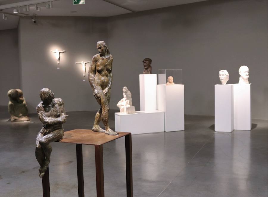 El artista burgalés expone 61 piezas escultóricas en la Fundación Cajacírculo, una retrospectiva de cinco décadas