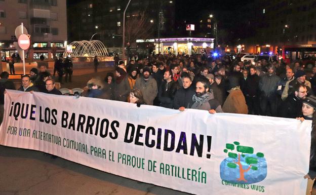 Cerca de 150 personas han participado en esta primera manifestación que ha rodeado el Parque de Artillería