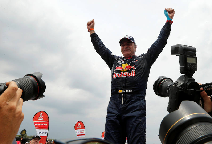 El español Carlos Sainz confirmó su victoria en la categoría de coches del Rally Dakar 2018, tras cinco ediciones consecutivas abandonando, con una gran fiesta en Córdoba (Argentina).