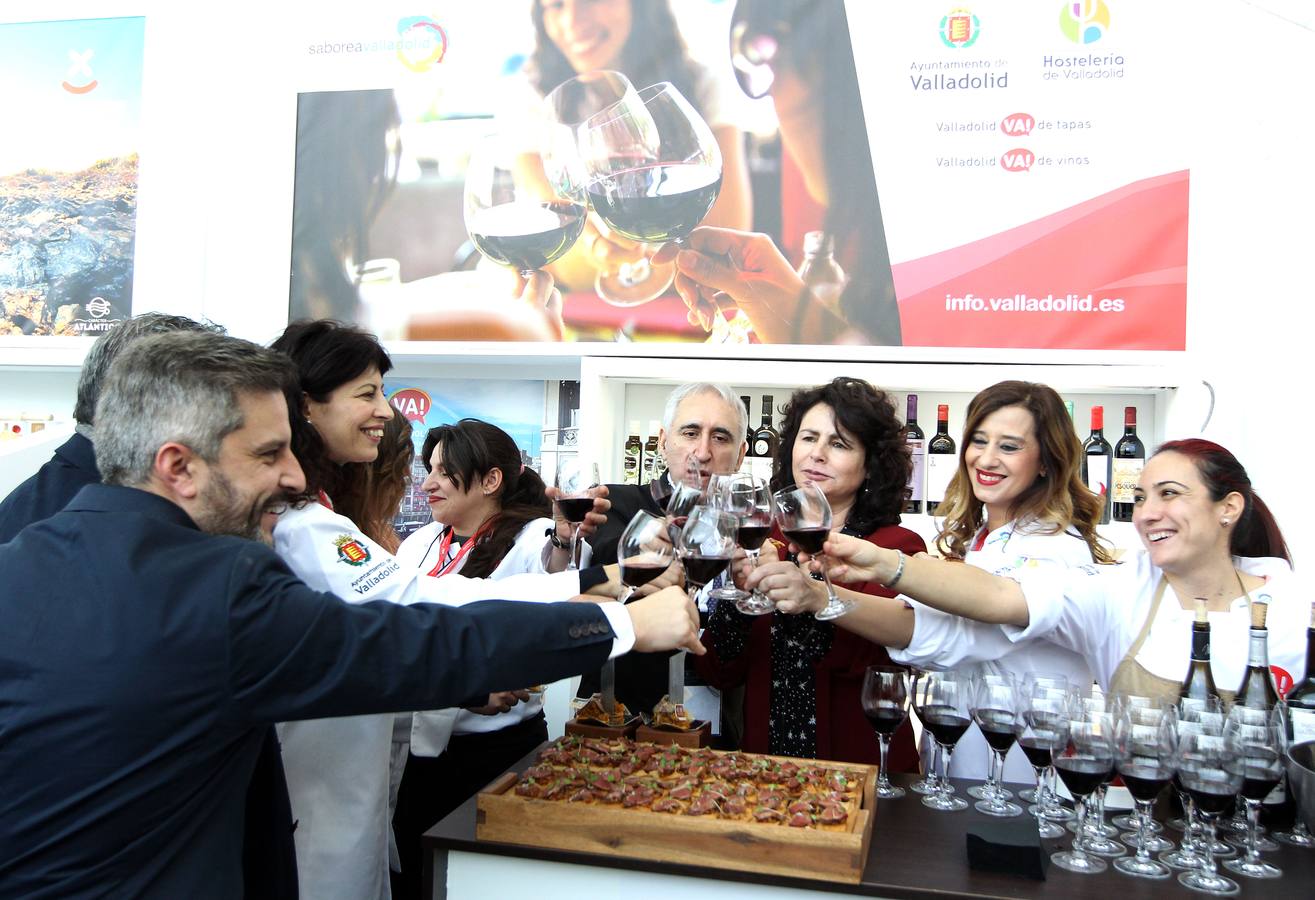 La concejala de Cultura y Turismo del Ayuntamiento de Valladolid, Ana Redondo, junto al presidente de Saborea Espana, Adolfo Muñoz y la secretaria de estado de Turismo , Matilde Asiaán, en el stand que ha instalado el ayuntamiento de Valladolid en Madrid Fusión.