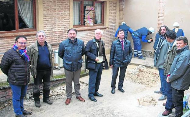 Luis Domingo González y Gerardo León, cuarto y tercero por la izquierda, durante la visita a Saldaña. 