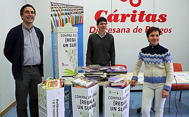 Fernando García, Álvaro Manso y Pilar Pérez en la entrega de libros