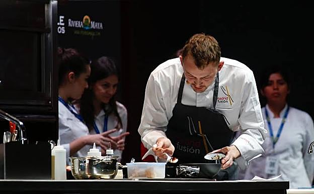 Dmitry Blinov, elaborando un plato.