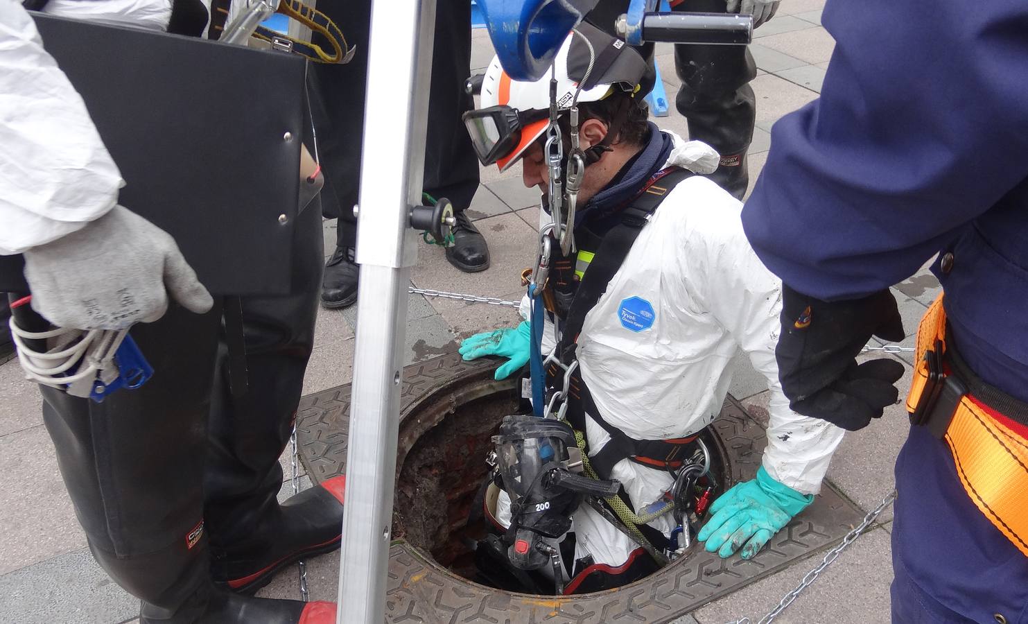 Bomberos, policías y técnicos inspeccionan el tramo del siglo XIX del ramal norte del río | El Ayuntamiento estudia abrir al público las bóvedas histórica en este trazado