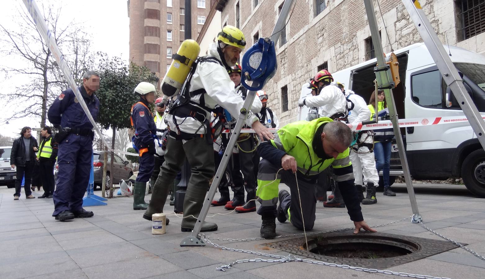 Bomberos, policías y técnicos inspeccionan el tramo del siglo XIX del ramal norte del río | El Ayuntamiento estudia abrir al público las bóvedas histórica en este trazado