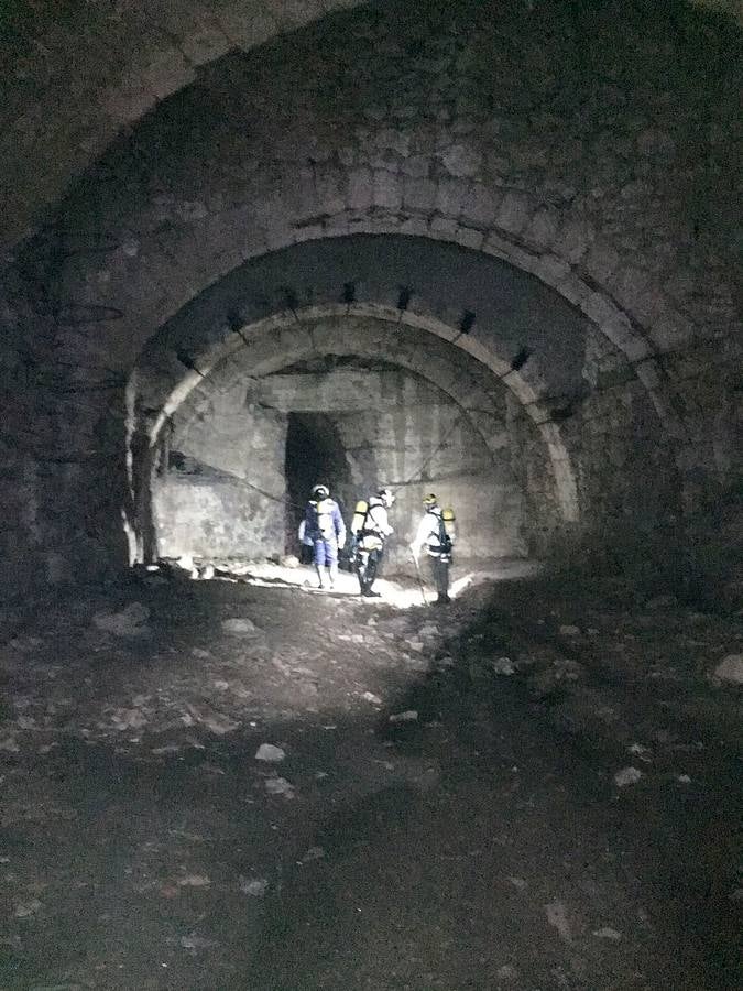 Bomberos, policías y técnicos inspeccionan el tramo del siglo XIX del ramal norte del río | El Ayuntamiento estudia abrir al público las bóvedas histórica en este trazado