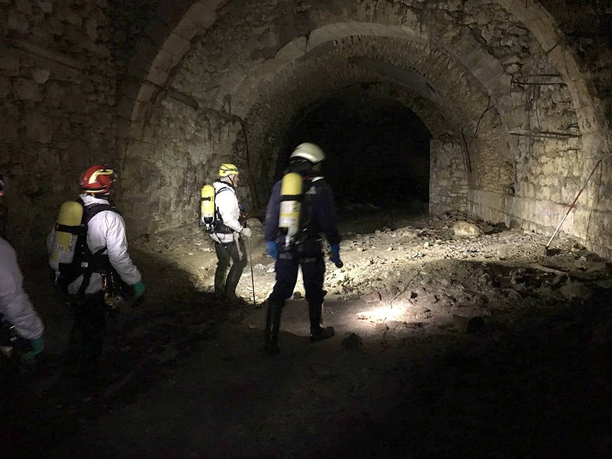 Bomberos, policías y técnicos inspeccionan el tramo del siglo XIX del ramal norte del río | El Ayuntamiento estudia abrir al público las bóvedas histórica en este trazado