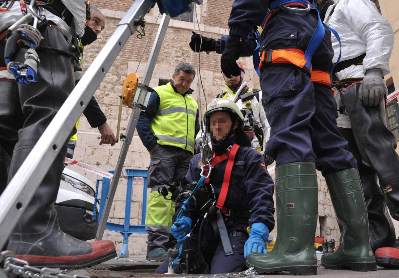 Bomberos, policías y técnicos inspeccionan el tramo del siglo XIX del ramal norte del río | El Ayuntamiento estudia abrir al público las bóvedas histórica en este trazado