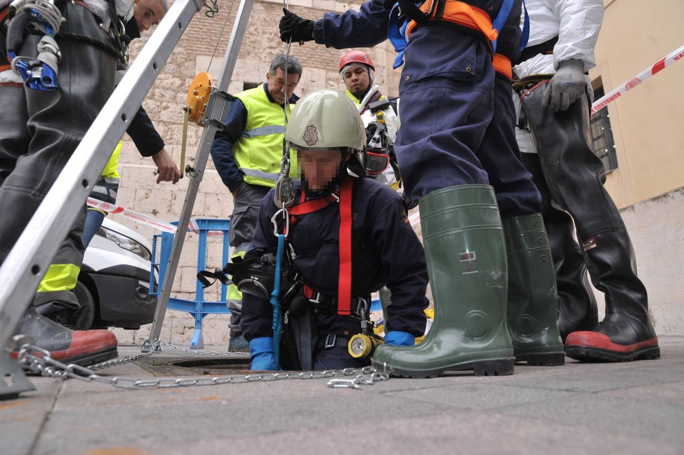 Bomberos, policías y técnicos inspeccionan el tramo del siglo XIX del ramal norte del río | El Ayuntamiento estudia abrir al público las bóvedas histórica en este trazado