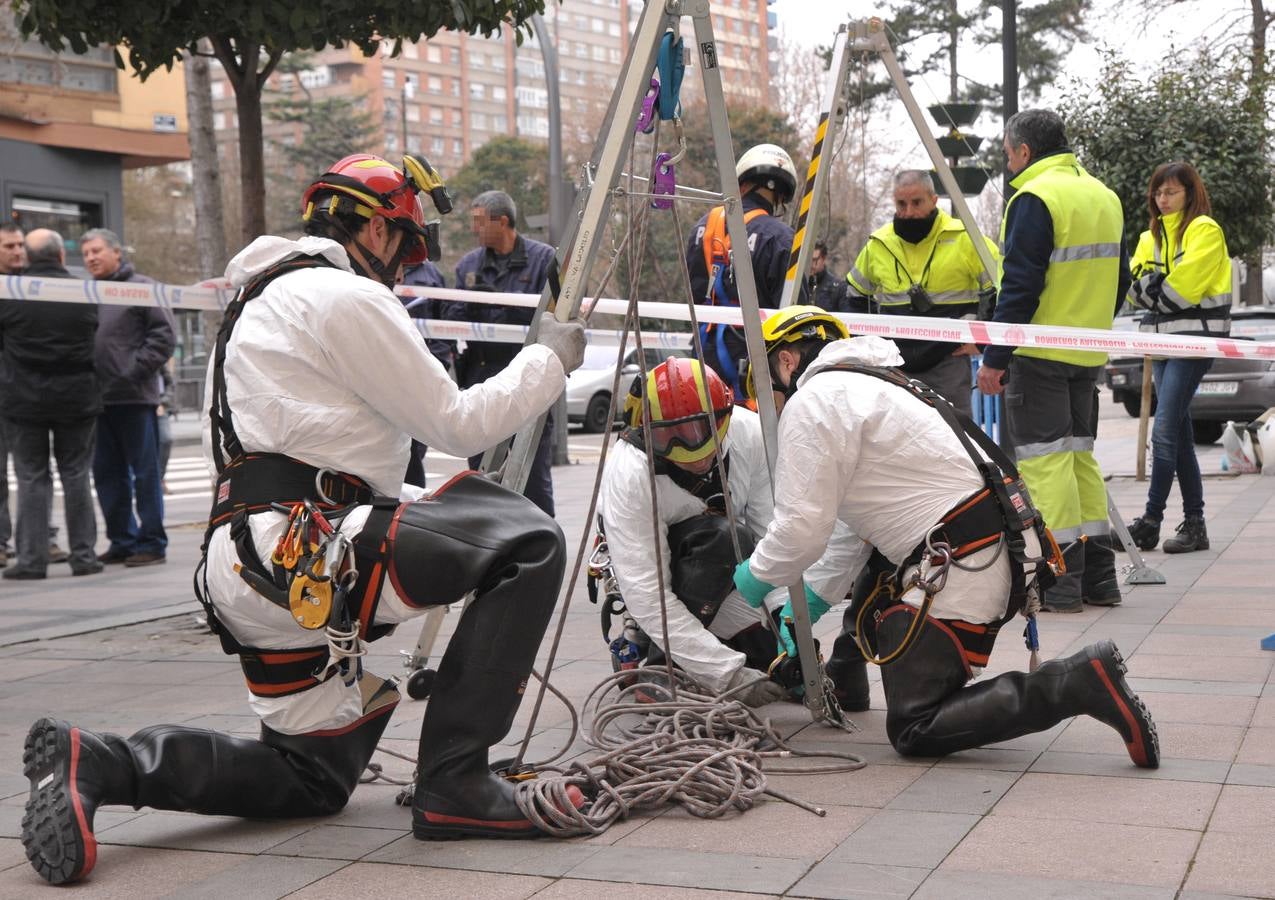 Bomberos, policías y técnicos inspeccionan el tramo del siglo XIX del ramal norte del río | El Ayuntamiento estudia abrir al público las bóvedas histórica en este trazado