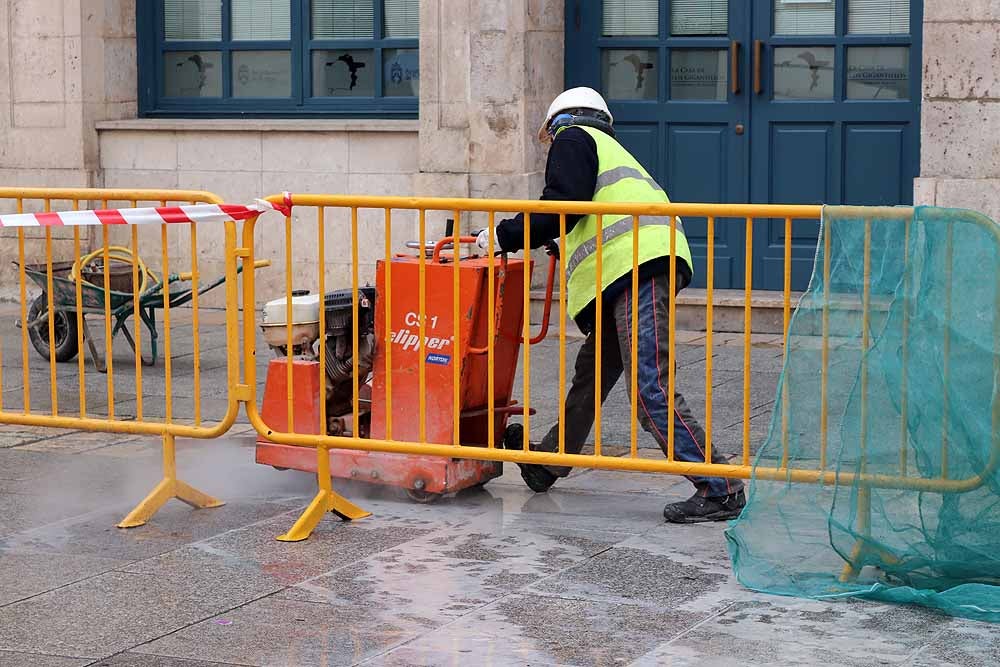 Los operarios han comenzado a trabajar frente a la Diputación
