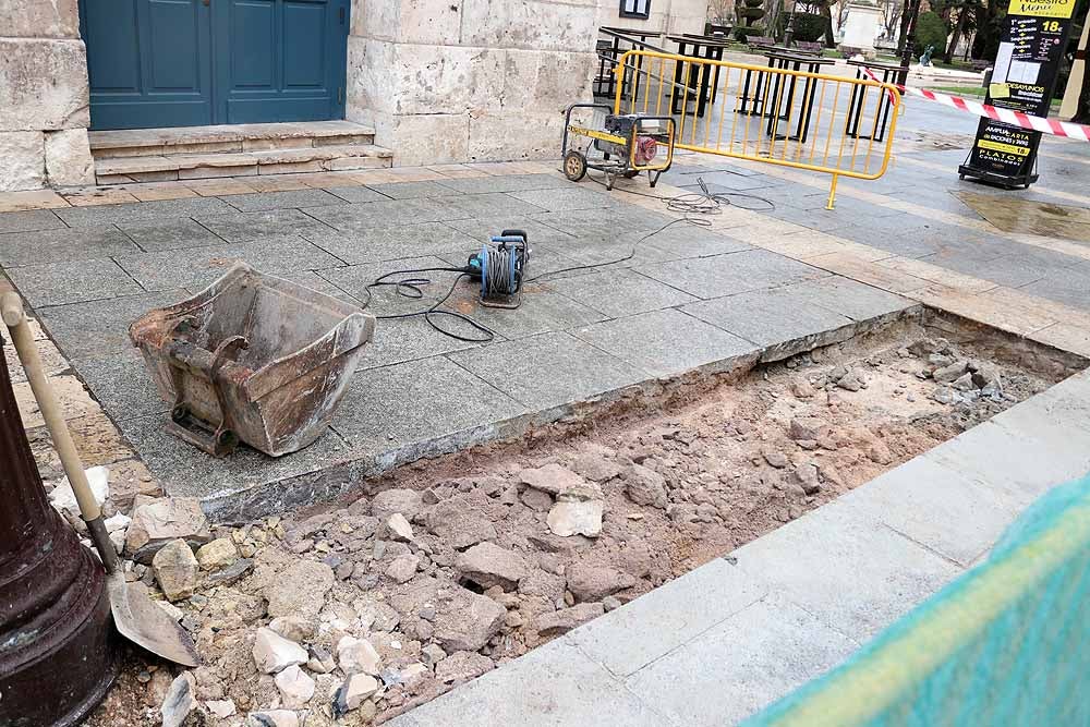 Los operarios han comenzado a trabajar frente a la Diputación