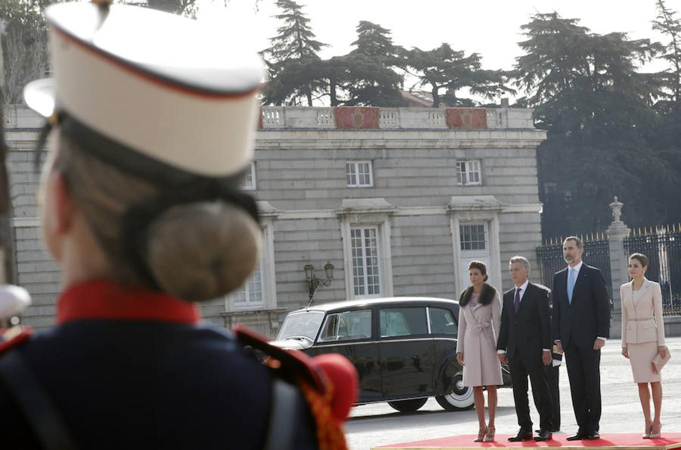 Después de que la actividad de Felipe VI se viera mermada en 2016 por la falta de Gobierno, el Rey cerró otro año atípico, esta vez como consecuencia de la situación política de Cataluña, la comunidad autónoma que visitó en más ocasiones durante 2017. En el plano internacional, su actividad se incrementó con dos visitas de Estado (Reino Unido y Japón) y viajes a Arabia Saudí, Jordania, Kazajistán, Estrasburgo (Francia).