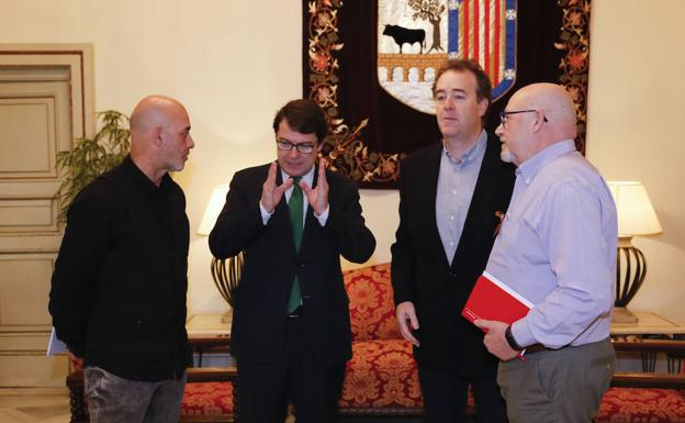 Emilio Pérez (CC OO), Alfonso Fernández Mañueco, Juan Manuel Gómez (Confaes) y José Luis Hernández Rivas (UGT), antes de comenzar la reunión. 