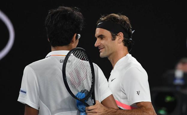 Roger Federer saluda a Hyeon Chung. 