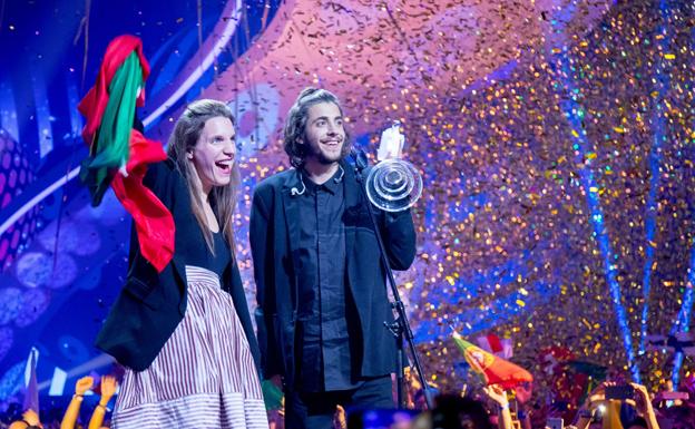 Salvador Sobral junto a su hermana Luisa tras su triunfo en Eurovisión. 