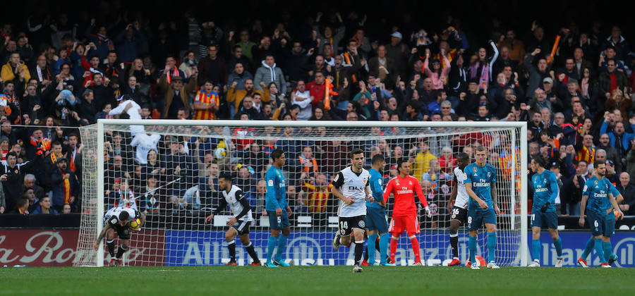 El Real Madrid venció a domicilio por 1-4 al Valencia en Mestalla en la jornada 21 del campeonato liguero. Cristiano anotó un doblete de penalti y Mina recortó distancias pero los goles de Marcelo y Kroos terminaron por dar la victoria al cuadro blanco.